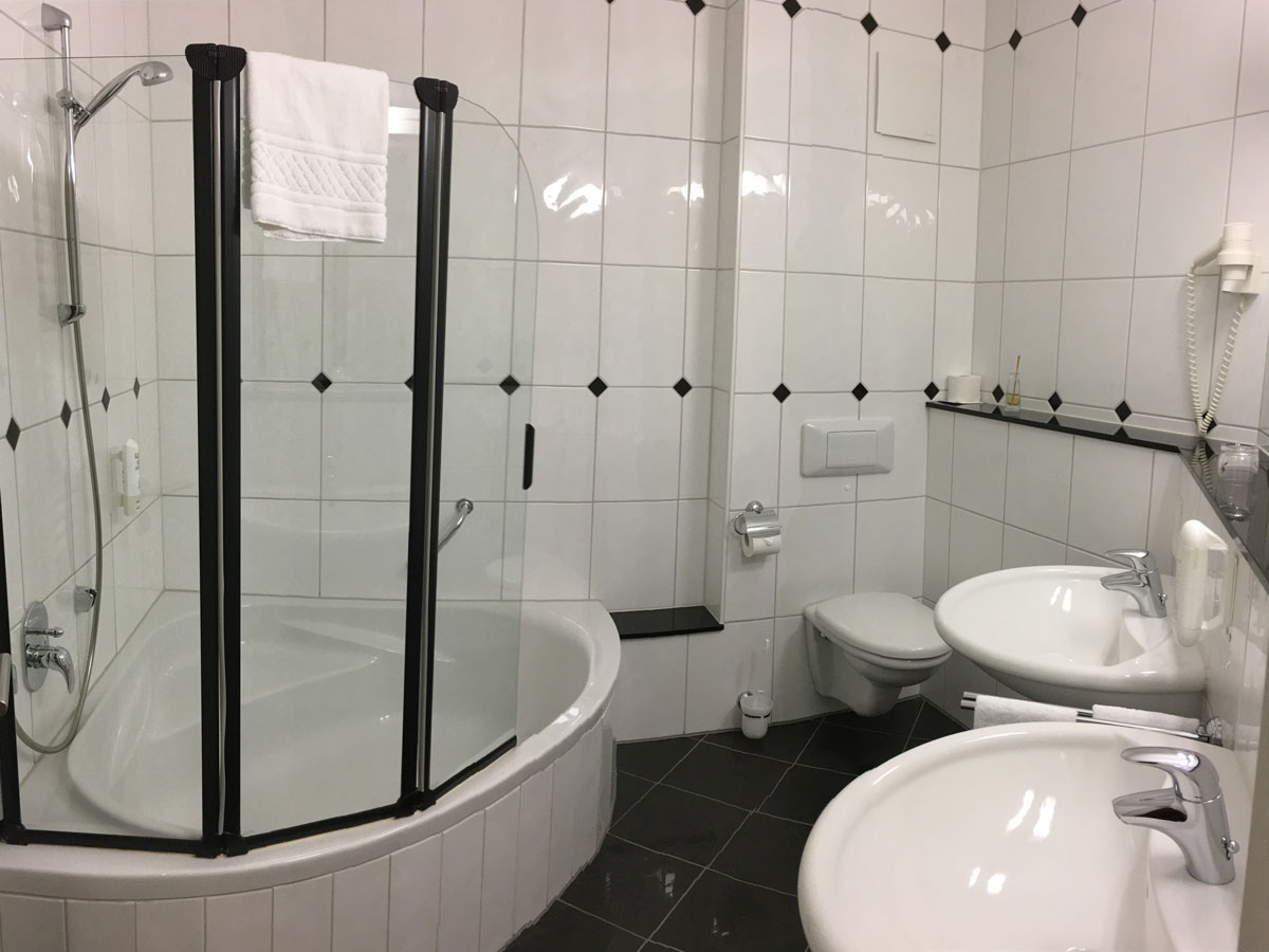 Standard Doppelzimmer Badezimmer